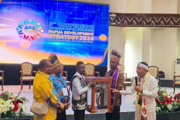 Serahkan Replika Rumah Pohon Korowai, Masyarakat Papua Doakan KDM Jaga Hutan Papua